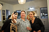 Frauen machen ein Selfie bei einem Treffen im Café