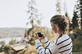 Junge Frau beim Fotografieren mit dem Handy