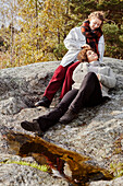 Weibliches Paar entspannt auf Felsen
