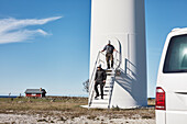 Ingenieure an der Windkraftanlage