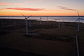Blick auf Windkraftanlagen bei Sonnenuntergang