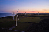 Blick auf Windkraftanlagen bei Sonnenuntergang