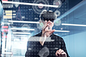 Älterer Mann in einem Virtual-Reality-Headset mit fortschrittlicher Technologie