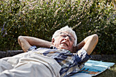 Älterer Mann auf dem Rasen liegend