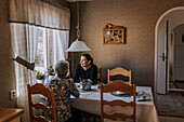 Großmutter und erwachsene Enkelin beim Essen zu Hause