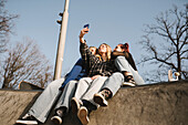 Teenager-Mädchen machen ein Selfie im Skatepark