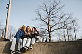 Teenager-Mädchen beim Telefonieren im Skatepark