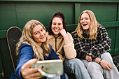 Teenager-Mädchen machen ein Selfie mit ihrem Smartphone
