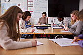 Teenager im Klassenzimmer