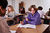 Teenager-Mädchen im Klassenzimmer