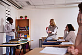Teenager-Mädchen steht im Klassenzimmer