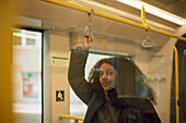 Frau im Zug schaut in die Kamera