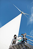 Ingenieure vor einer Windkraftanlage