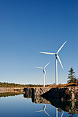 Windturbinen gegen den Himmel