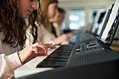 Teenager-Mädchen beim Keyboard-Unterricht