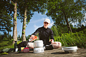 Frau bereitet Essen am See vor