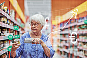 Finanzkarte und ältere Frau beim Einkaufen im Supermarkt