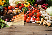 Finanzkarte und Haufen von Gemüse