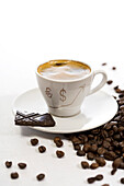 Finanzdiagramm auf Kaffeetasse