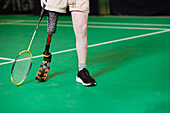 Mädchen mit Beinprothese spielt Badminton