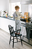 Junge bereitet Essen in der Küche zu