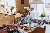 Ältere Frau mit Laptop