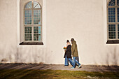Paar auf dem Kirchhof