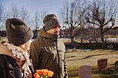 Ehepaar auf dem Friedhof