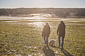 Paar beim Spaziergang mit Hund