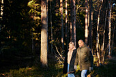 Paar beim Spaziergang im Wald