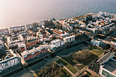 Luftaufnahme von Wohngebäuden an der Meeresküste