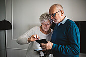 Älteres Paar benutzt Mobiltelefon