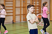 Kinder haben Unterricht in der Schulsporthalle