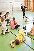 Kinder haben Unterricht in der Schulsporthalle