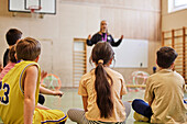 Kinder haben Unterricht in der Schulsporthalle