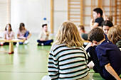 Kinder haben Unterricht in der Schulsporthalle