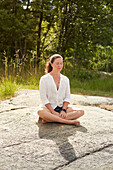 Frau meditiert im Freien