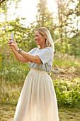 Lächelnde Frau macht Selfie