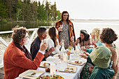 Familie beim Abendessen am See