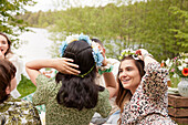 Frauen mit Blumenkränzen beim Picknick