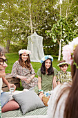 Familie mit Blumenkränzen beim Picknick