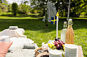Schwedische Flagge in einer Obstschale beim Picknick