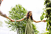 Mädchen tanzt um den Mittsommer-Maibaum