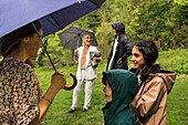 Menschen im Regen mit Regenschirmen