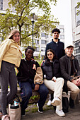 Gruppe von Freunden posiert auf dem Campus