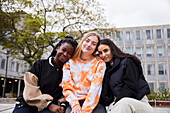 Drei junge Studentinnen auf dem Campus