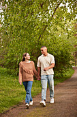Glückliches Paar geht im Park spazieren