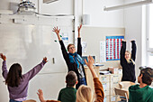 Lehrerin und Kinder im Klassenzimmer