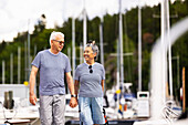 Älteres Paar beim Spaziergang im Jachthafen
