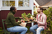 Freunde sitzen im Garten